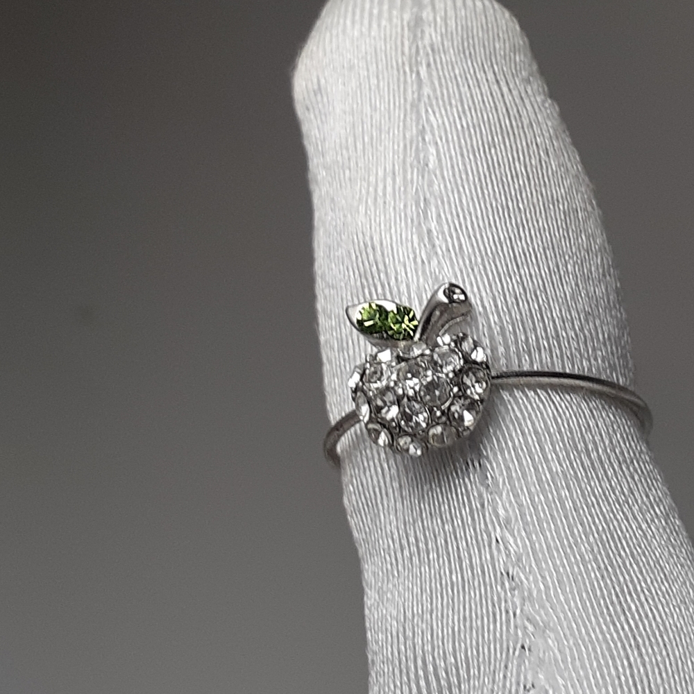 Apple toe ring with rhinestones